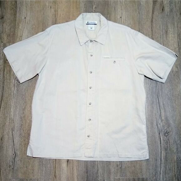 Columbia Outdoors Button Up Men's Size Medium Beige Short Sleeve Chest Pocket - Picture 1 of 4
